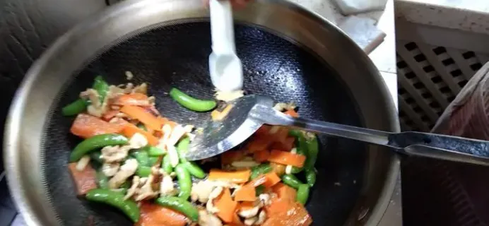 为了避免炒菜时油花四溅,油热以后可以?-2023支付宝蚂蚁庄园10月16日每日一题答案(2)