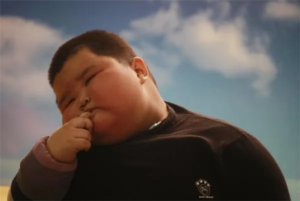 小胖孩绷不住了表情包 小胖孩绷不住了是什么意思-应用教程